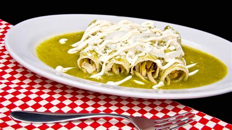  Enchiladas Verdes: Een Vegetarische Oase van Groene Saus en Melkachtige Kaasgenot