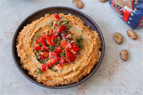  Ful Medames: Een romige bonenschotel die je smaakpapillen een exotische dans zal laten uitvoeren!