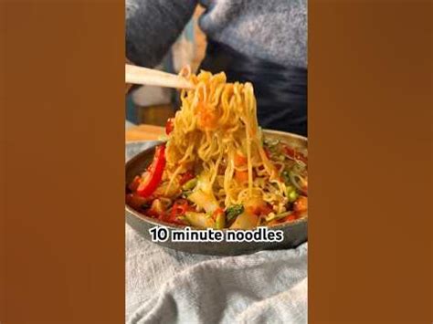  Shangraose Noodles: Het perfecte harmonie van pikante smaken en fluweelzachte textuur!