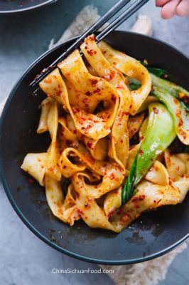  Biang Biang Mien: Een Smaakvolle Dans van Elastische Noodles en Pittige Sauzen!