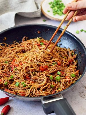   Jiamusi Erguotou Noodles: Een Warm Comfort Food met Pittige Pepervlokken en Zoete Noten!