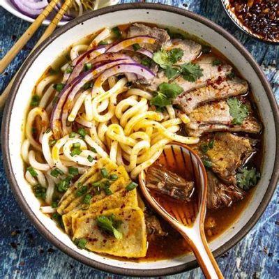  Bún Bò Huế: Een Harmonieuze Dans van Pittige Sappen en Romige Kokosmelk!