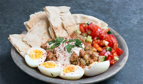  Ful Medames: Een romig ontbijt vol eiwitten en een aroma van Egyptische kruiden!