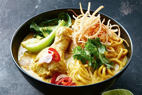  Khao Soi: Een Romige Curry Soep met een Knissende Crunch van Gebakte Noodles!