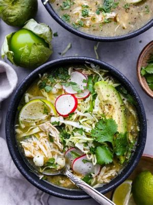  Pozole Verde! Een Verfrissende Soep met Complexiteit en Romantiek in Elk Lepeltje