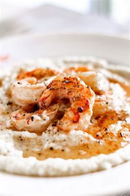  Shrimp and Grits: Een Zuiderse Klassieker met Romige Textuur en Hartverwarmende Geur!