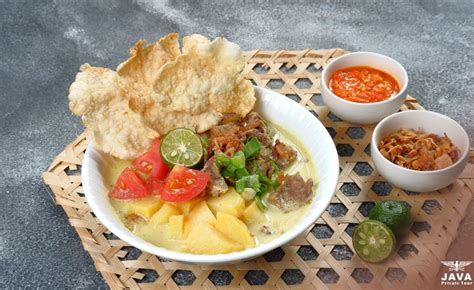  Soto Betawi! Een romige soep vol met textuur en kruidenpracht!