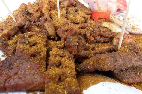 Suya! Een pikante en geroosterde delicatesse uit de straten van Makurdi