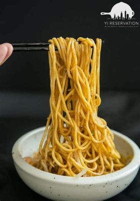  Tangshan Miaomiao Noodles: Een Szechuanse Kruidenbom Met Een Zijdezachte Textuur!