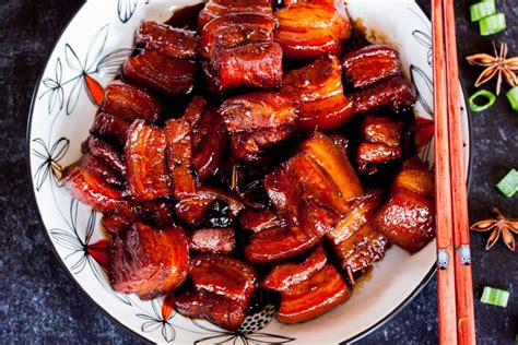  Xinyang Shou Rou: Een Ontzettend Smakelijke Geglazuurde Varkensbout die Verkoeling Biedt aan Zwoele Zomersdagen!